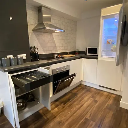 Modern Spacious 1 Bed Flat In Centre With Free Parking, Fast Free Wifi And Netflix * Birmingham