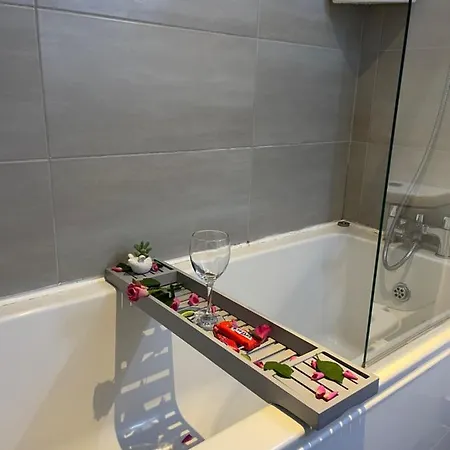 Apartament Modern Spacious 1 Bed Flat In Centre With Free Parking, Fast Free Wifi And Netflix
