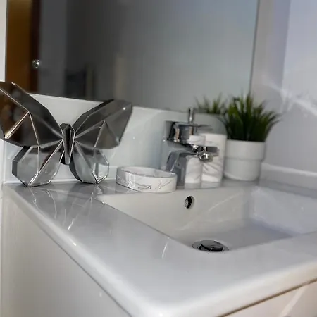 Apartament Modern Spacious 1 Bed Flat In Centre With Free Parking, Fast Free Wifi And Netflix