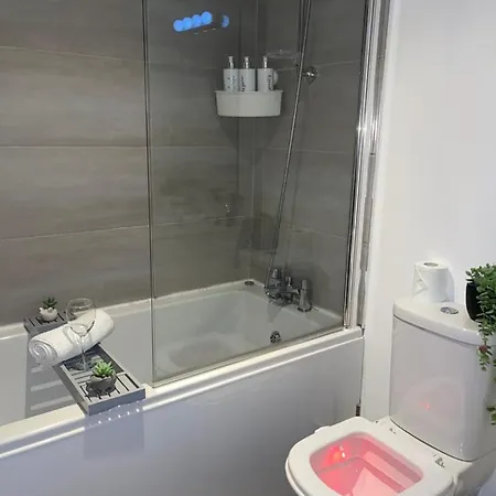 Modern Spacious 1 Bed Flat In Centre With Free Parking, Fast Free Wifi And Netflix Apartament