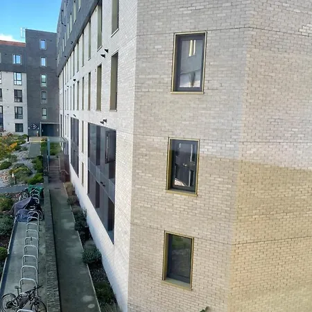 Modern Spacious 1 Bed Flat In Centre With Free Parking, Fast Free Wifi And Netflix Apartament *