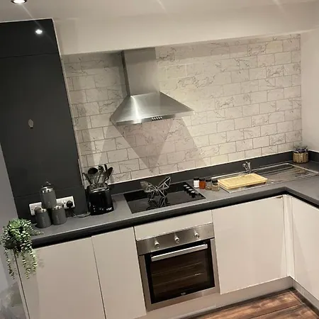 Modern Spacious 1 Bed Flat In Centre With Free Parking, Fast Free Wifi And Netflix * Birmingham